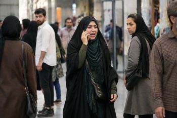 چرا بعضی‌ها همیشه بلند حرف می‌زنند؟ راز پشت صدای بلند چیست؟