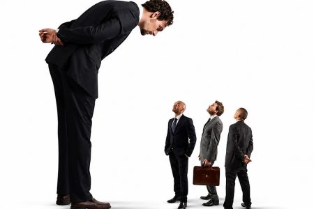 چرا تکبّر، ریشه بسیاری از انحرافات اخلاقی و اجتماعی است؟