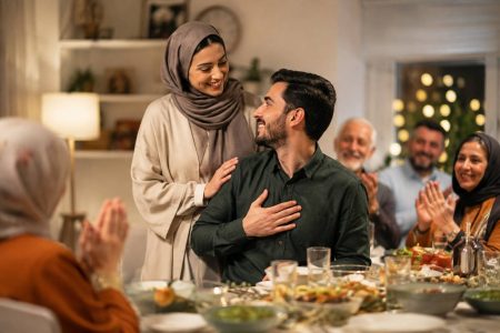 همسرتان را در جمع تحسین کنید؛ یک توصیه ساده برای محکمتر شدن ستونهای خانواده