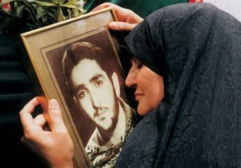 پیامبر(ص) درباره مقام مادر چه فرمود؟ چرا بهشت را زیر پای مادران دانسته‌اند؟