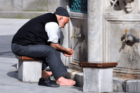حکم بستن شیر آب هنگام وضو چیست؟