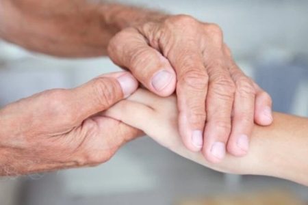 دعای پدر و مادر؛ شاه‌کلیدِ برکت، گشایش و عاقبت‌بخیری