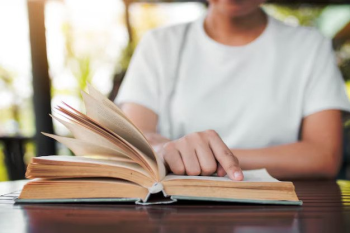 کتاب‌درمانی؛ وقتی چند صفحه مطالعه به آرامش ذهن کمک می‌کند