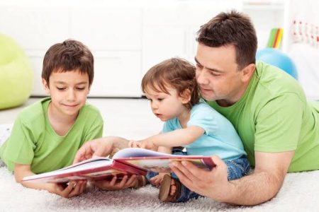 چگونه کودکان را به کتاب خواندن علاقمند کنیم؟