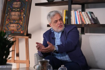 وقتی اخلاق پشت در سیاست می‌ماند/ مهاجری: در تجمعات شبانه، به اسم دین به چهره‌های سیاسی فحاشی می‌کنند/ اصولگرایان باید کمی مؤدب‌تر و متخلق‌تر باشند!