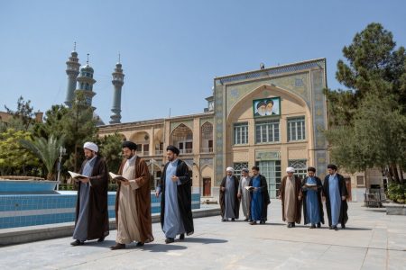 احکام شرعی | حوزه یا دانشگاه؛ کدام‌یک اولویت دارد؟