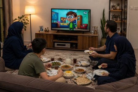 تلویزیون سر سفره؛ این عادت چه بلایی سر خانواده می‌آورد؟