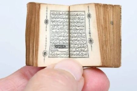 توجه بازدیدکنندگان نمایشگاه کتاب ابوظبی به قرآن مینیاتوری ۱۳۰ ساله