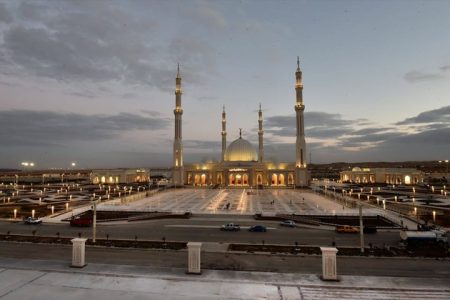 مسجدی با ۲۱ گنبد و مناره‌های ۹۵ متری؛ شکوه «الفتاح العلیم» در قلب پایتخت جدید مصر + تصاویر