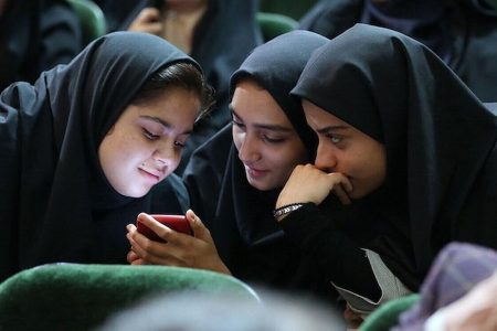 ارتباط مؤثر با نسل زد؛ چگونه میان آزادی و نظارت بر فرزندان تعادل برقرار کنیم؟