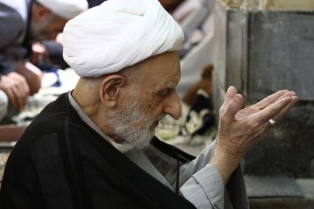  آیت‌الله بهجت(ره): چرا به دنبال اذکار سنگین هستیم، وقتی به ساده‌ترین دستورات دینی عمل نمی‌کنیم؟