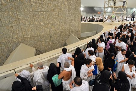 چرا شیطان بیش از همه به سراغ مؤمنان می‌رود؟ | تبیین یک روایت از امام صادق(ع)