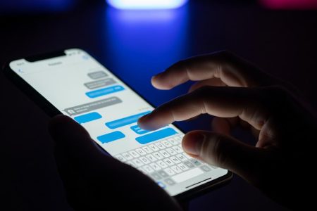  انتشار پیام خصوصی و عکس دیگران در فضای مجازی از نظر شرعی چه حکمی دارد؟
