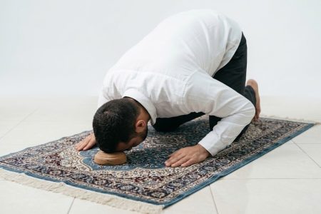 حکم شرعی سجده بر کاشی و سرامیک چیست؟