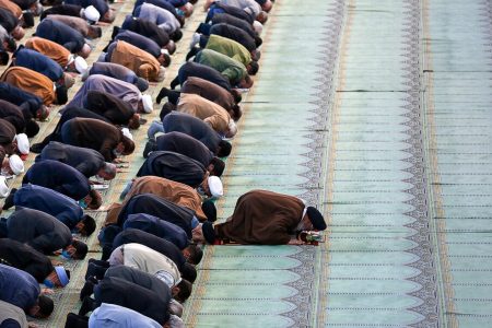 احکام شرعی | آیا تذکر به امام جماعت هنگام اشتباه در قرائت نماز واجب است؟